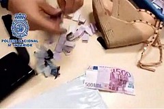 180 000 euros cachés dans ses chaussures (vidéo)